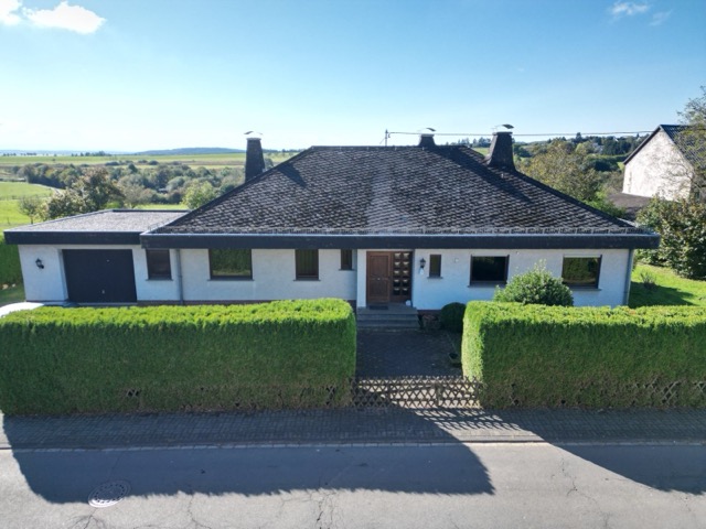 Geräumiger Bungalow mit herrlicher Fernsicht in Bettenfeld
