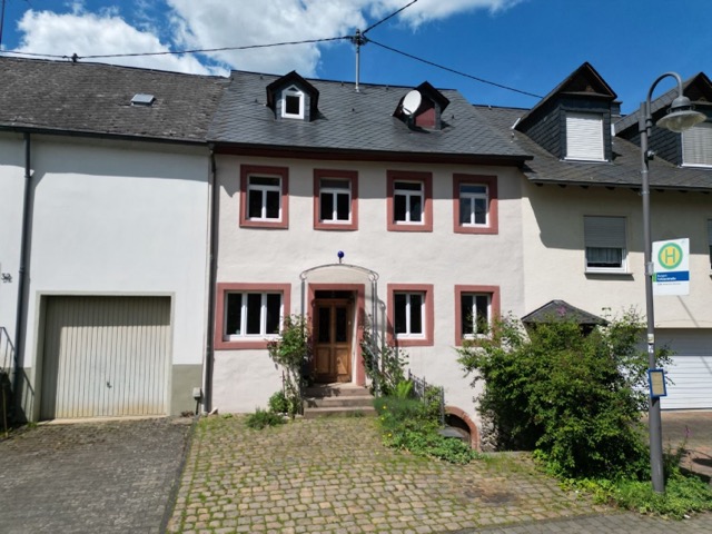 Restauriertes Schmuckkästchen in Moselnähe in Burgen