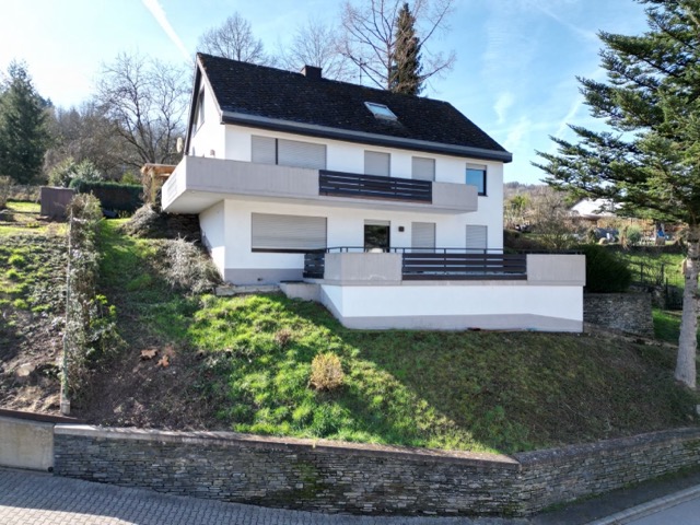 Großes Ein-/Zweifamilienhaus in exzellenter Lage in Fell