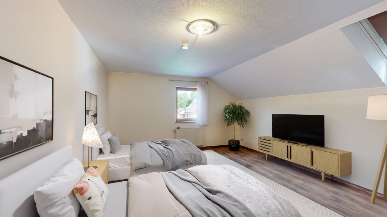 Dachzimmer nach digitaler Entrümpelung und Möblierung
